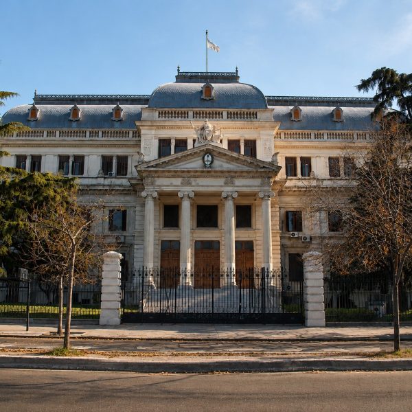 DESREGULACIÓN: “UN RETROCESO DE MÁS DE MEDIO SIGLO EN LA EVOLUCIÓN HISTÓRICA PROFESIONAL”
